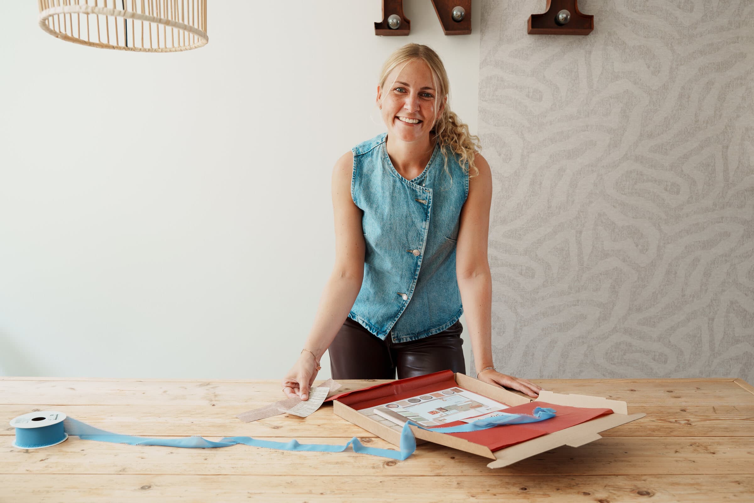 Nikki pakt aan tafel een moodbox in met stalen en kleuren